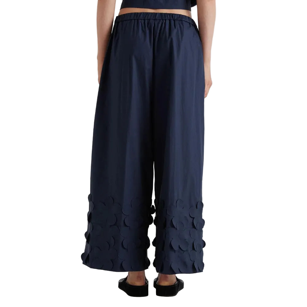PANTALONE CON FIORI APPLICATI AL FONDO