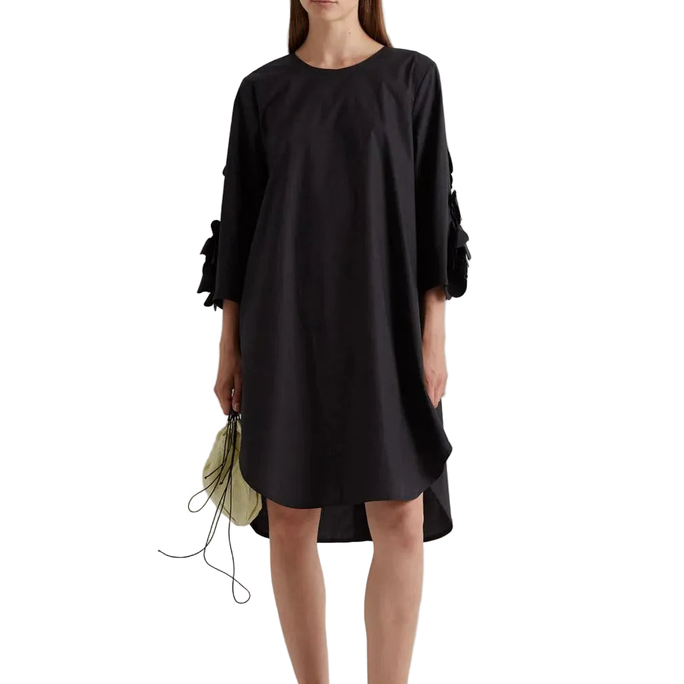 ABITO CON APPLICAZIONI FLOREALI SULLE MANICHE