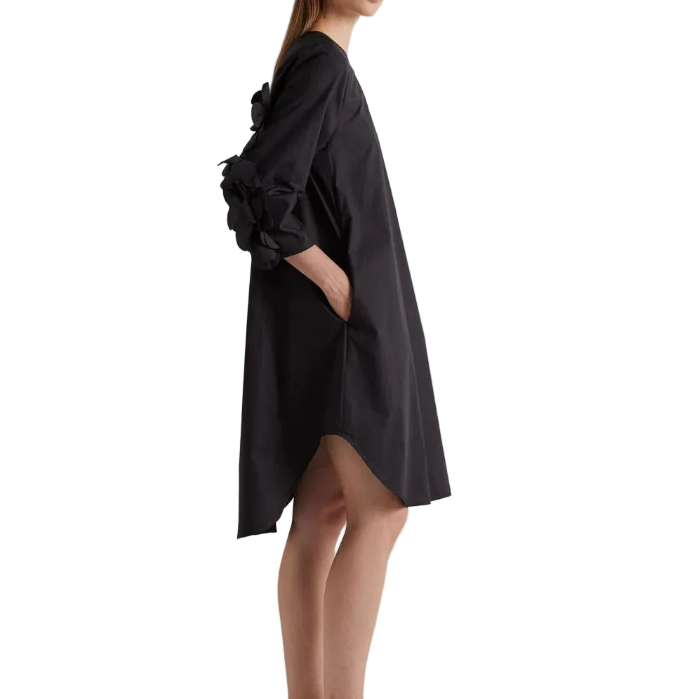 ABITO CON APPLICAZIONI FLOREALI SULLE MANICHE