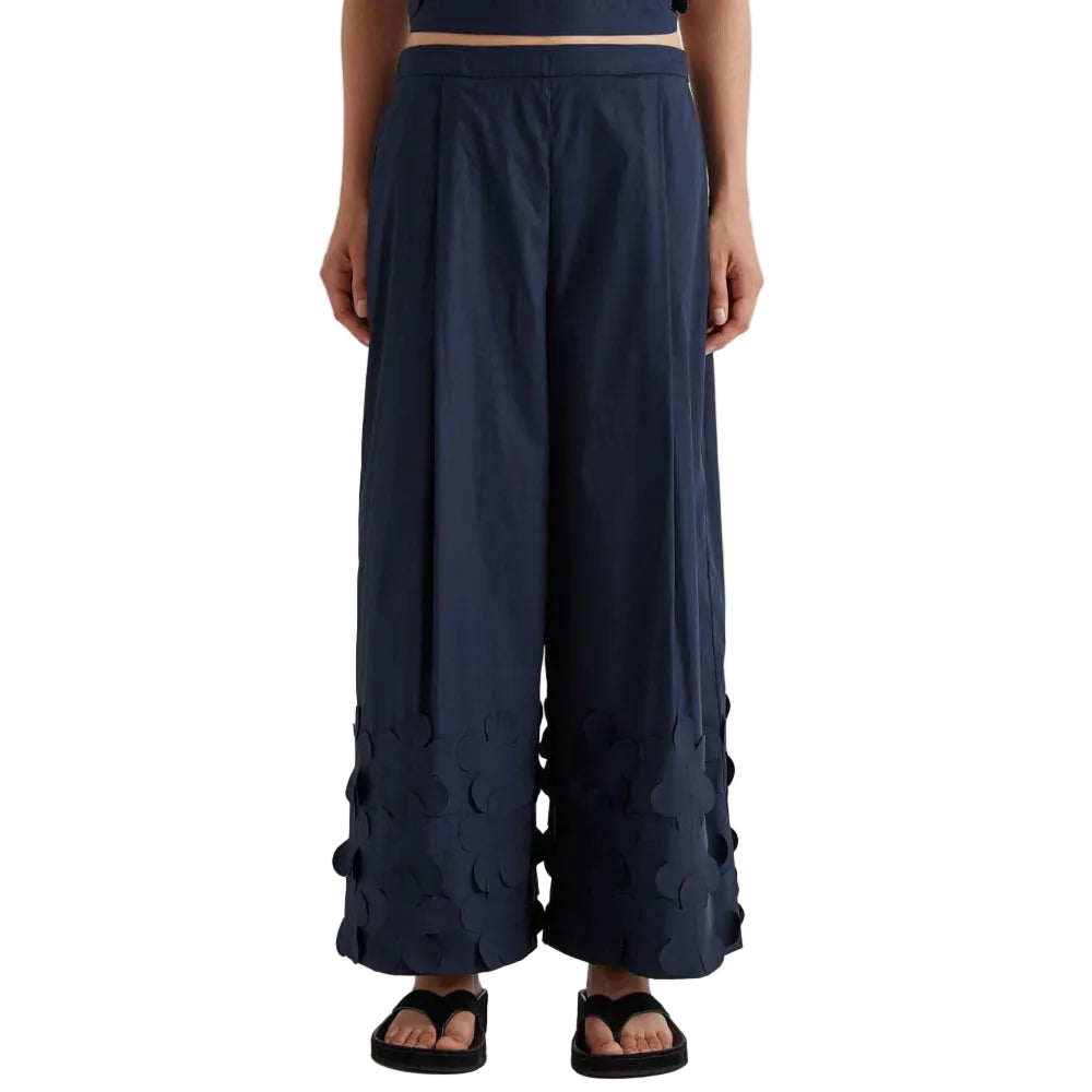 PANTALONE CON FIORI APPLICATI AL FONDO